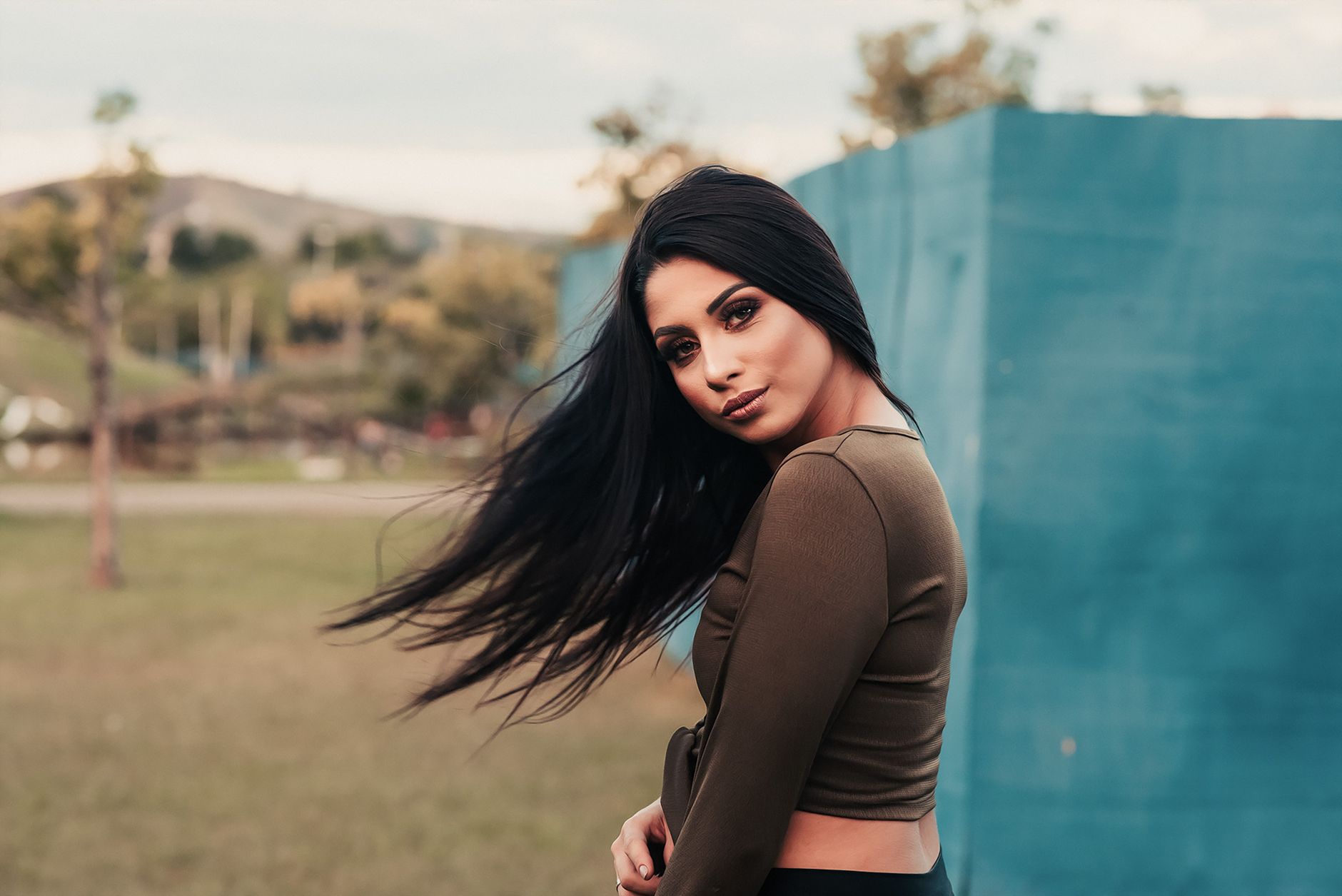 Portrait of a stylish woman posing outdoors in Brazil, capturing a trendy look.